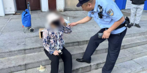南岗分局民警巡逻中救助患病老人 诠释为民初心