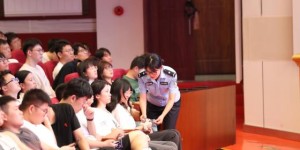 脱口秀“警”彩来袭 冰城公安进校园  给东北林业大学上爆笑“安全第一课”