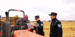 丰收季的平安守护  冰城公安深入田间地头靶向普法