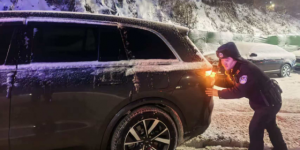 南岗分局民警巡逻中暖心救助被困车辆 守护群众平安出行