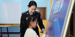 小手拉大手 警营话安全  冰城公安开展烟花爆竹安全主题宣讲  警营开放日活动