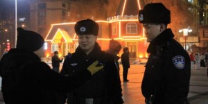 冰城护游绘平安 警徽闪耀暖冬行