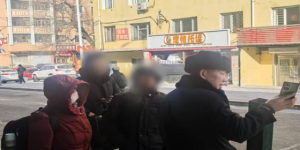 暖心指引助畅游 南岗民警巡逻中为外地游客添温情