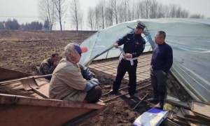 深入田间送普法 护航春耕保平安