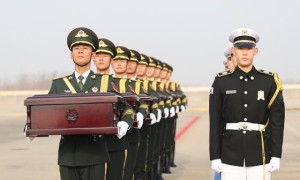 中韩双方交接第十批在韩中国人民志愿军烈士遗骸